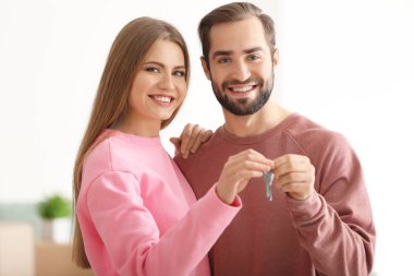 Mutlu sahipleri anahtarları yeni evlerinin holding