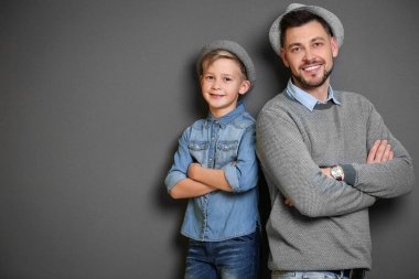 Şık baba ve oğul gri arka plan üzerinde
