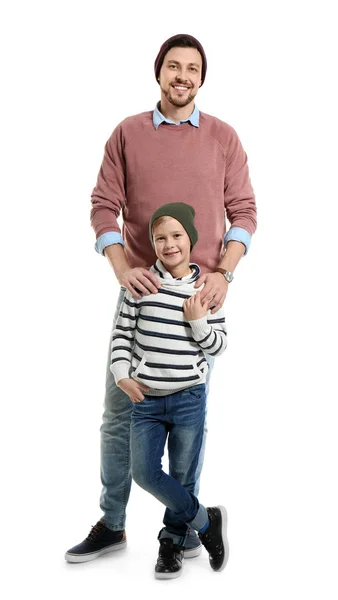スタイリッシュな父と白い背景の息子 — ストック写真