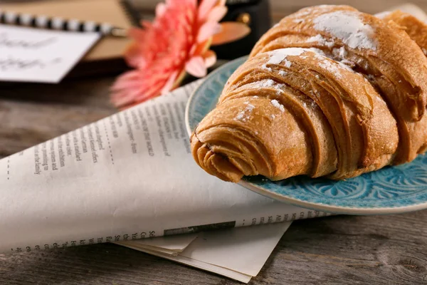 Prato Com Croissant Para Café Manhã Jornal Mesa Close — Fotografia de Stock