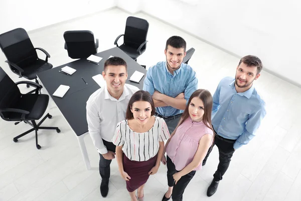 Junge Leute, die zusammenstehen, drinnen. Einheitskonzept — Stockfoto