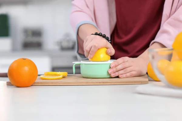 Mujer Joven Preparando Sabrosa Limonada Cocina —  Fotos de Stock