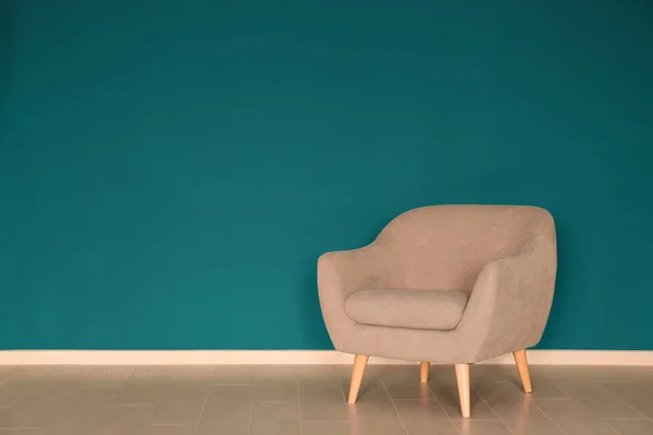 Fauteuil Tendance Près Mur Épicéa Ombragé — Photo