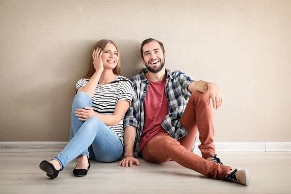 Unga paret sitter på golvet i deras nya hus. Rörliga dag — Stockfoto