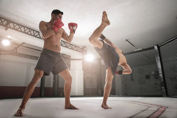 Dos fuertes kickboxers peleando en el gimnasio — Foto de Stock
