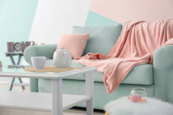 Eleganter Tisch Mit Tee Set Der Nähe Der Minzcouch Wohnzimmer — Stockfoto