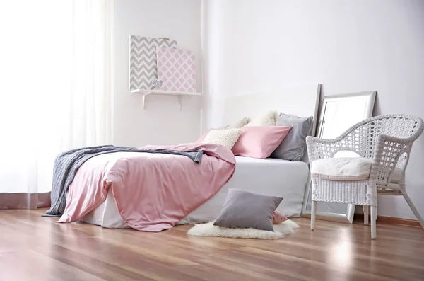 편안한 침대와 부드러운 인테리어 — 스톡 사진