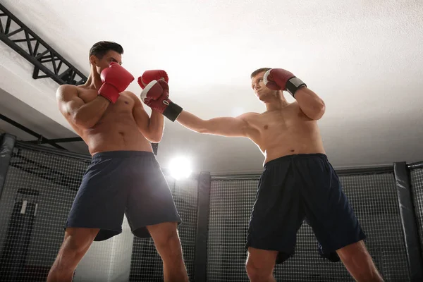 Dos boxeadores fuertes peleando en el gimnasio — Foto de Stock