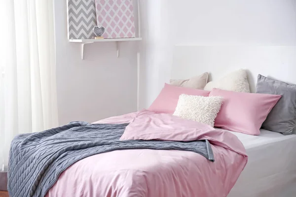 快適なベッドと柔らかい枕部屋インテリア — ストック写真