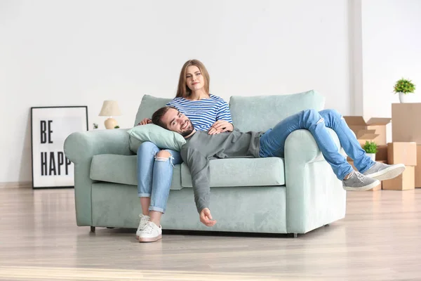 Junges Paar ruht sich nach Umzug auf Sofa aus — Stockfoto