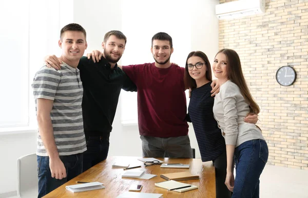 Gruppe junger Leute zusammen, drinnen. Einheitskonzept — Stockfoto