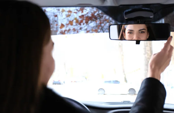 Wanita menyesuaikan spion di mobil — Stok Foto