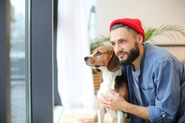 Pohledný mladý bokovky se psem doma — Stock fotografie