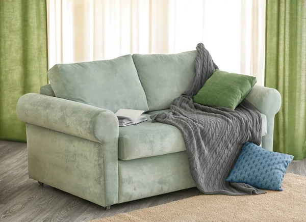 ミントの快適なソファ付きのリビング ルームのインテリア — ストック写真