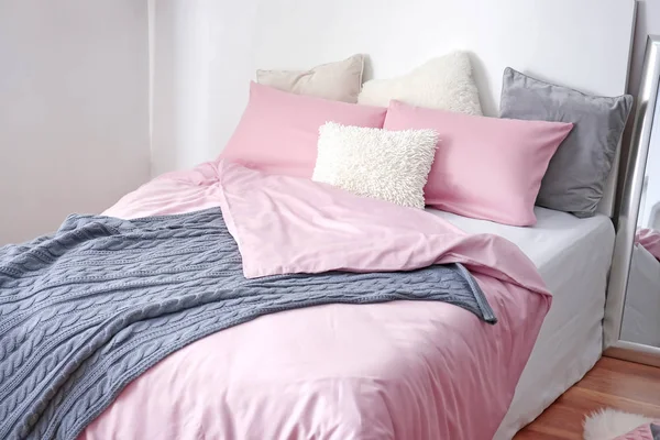 Cama Confortável Com Travesseiros Macios Dentro Casa — Fotografia de Stock