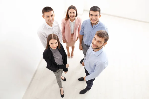 Jóvenes juntos, en el interior. Concepto de unidad — Foto de Stock