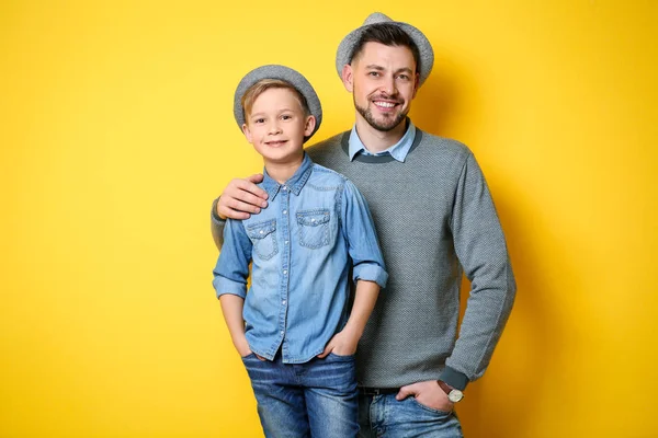 Stijlvolle Vader Zoon Kleur Achtergrond — Stockfoto