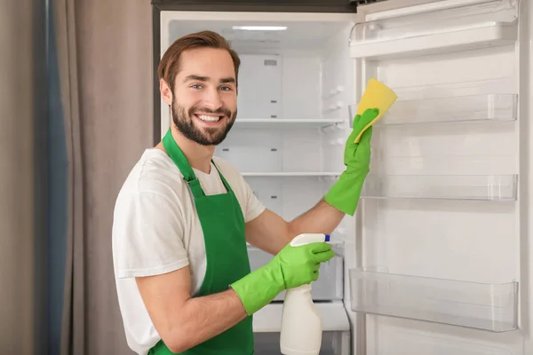 Adam boş buzdolabı mutfak temizlik — Stok fotoğraf