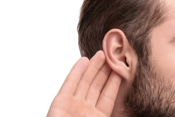 Молодой человек с проблемами со слухом на белом фоне, крупный план