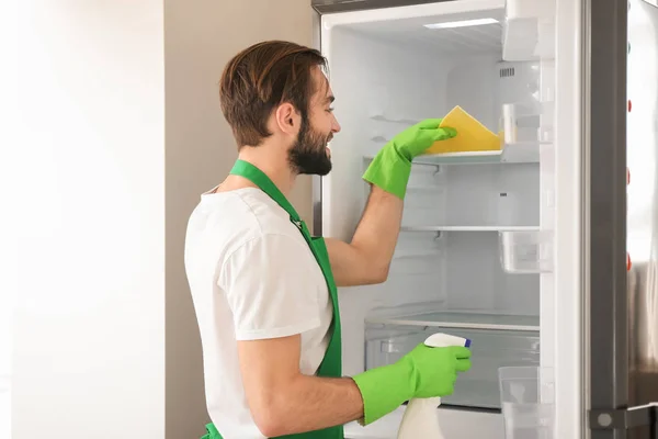 Adam boş buzdolabı mutfak temizlik — Stok fotoğraf