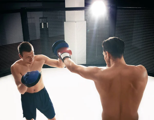 Entrenamiento de boxeador joven en gimnasio con entrenador personal — Foto de Stock