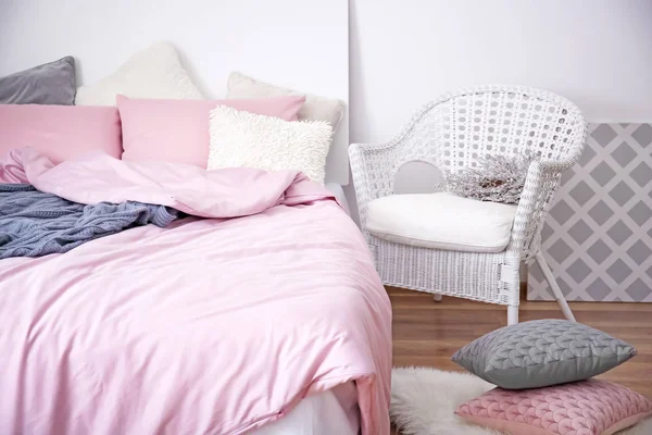 Quarto Interior Com Cama Confortável Travesseiros Macios — Fotografia de Stock