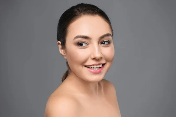 Retrato de una hermosa joven con la piel clara sobre fondo gris —  Fotos de Stock