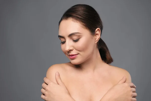 Portrait de belle jeune femme à la peau claire sur fond gris — Photo