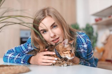 Şirin kedi evde olan güzel kadın portresi