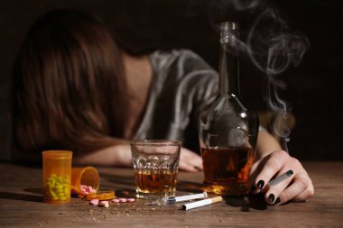 Alkol, uyuşturucu, Sigara ve bilinçsiz kadın arka plan üzerinde