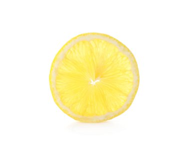 beyaz arkaplanda limon dilimi