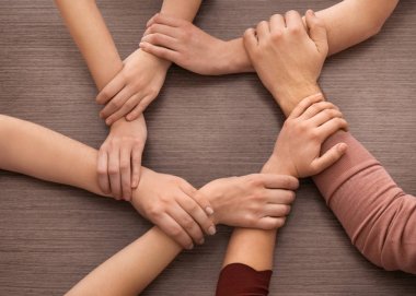 Bir grup insan daire ahşap arka plan üzerinde kendi elleriyle yapıyor. Birlik kavramı