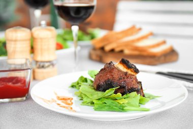 Masada akşam yemeği için lezzetli kaburga hizmet