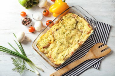 Cam ile masada, üstten görünüm lezzetli güveç pişirme çanağı. Taze fırın