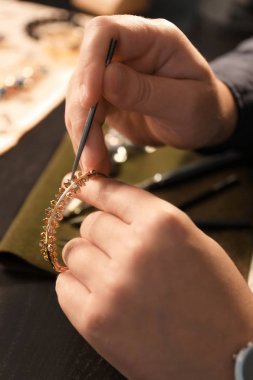Atölye çalışmasında, closeup çalışan kuyumcu