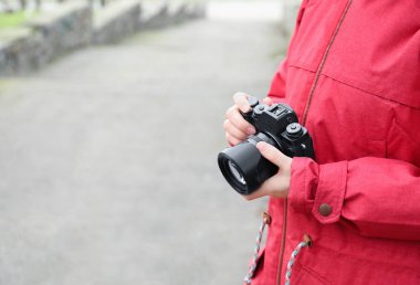 Genç fotoğraf ile fotoğraf makinesi, açık havada