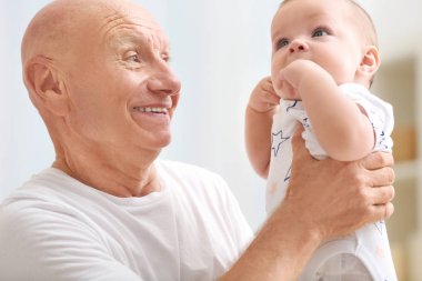 Komuta sizde evde küçük torunu ile oynamak