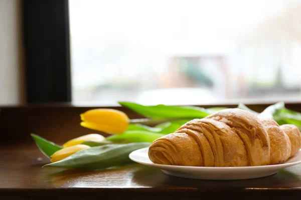 Deska s croissanty k snídani na stole — Stock fotografie