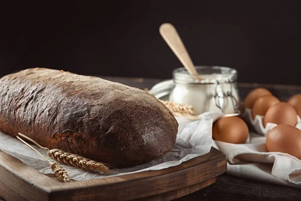 Loaf roti gandum di atas meja. Segar dari oven — Stok Foto