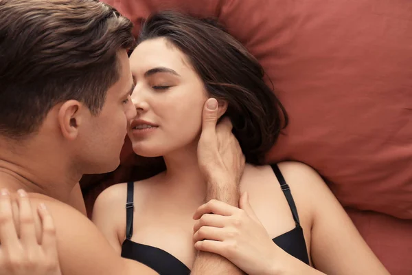 Сексуальні молоді коханці інтимні в ліжку — стокове фото