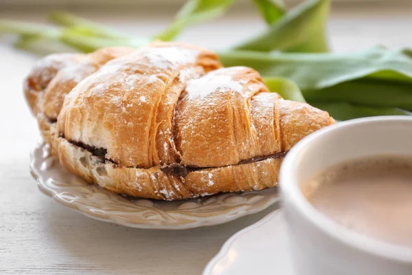 Deska s croissanty a kávu na stole. Chutná snídaně — Stock fotografie