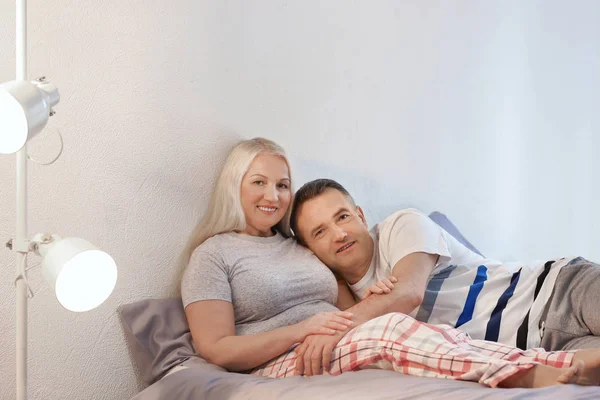 Äldre par på sängen tillsammans — Stockfoto
