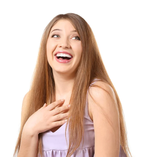 Портрет красивой смеющейся женщины на белом фоне — стоковое фото