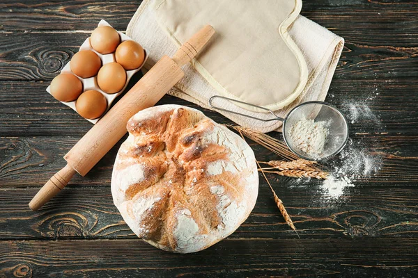 Laib Weizenbrot auf dem Tisch. frisch aus dem Ofen — Stockfoto
