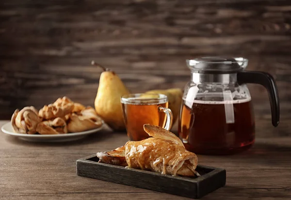 Makanan penutup lezat dengan pir di atas meja kayu — Stok Foto