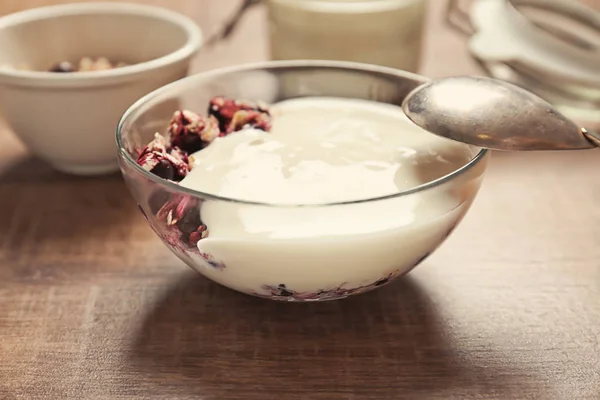 Yoghurt met Haver vlokken en bosbes op houten tafel — Stockfoto