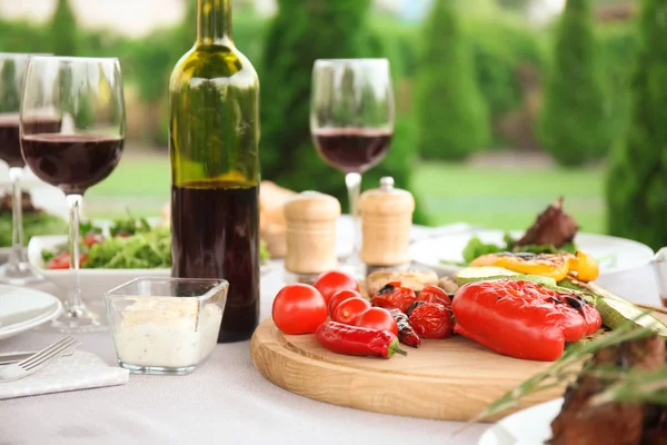 Legumes deliciosos servidos para jantar na mesa — Fotografia de Stock