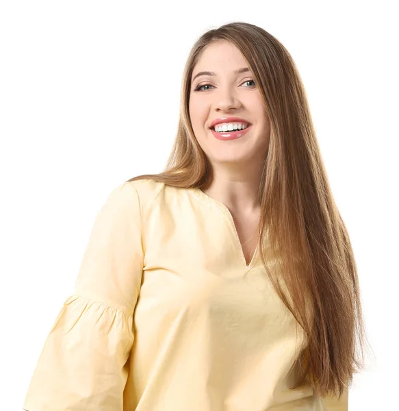 Porträt der schönen lächelnden Frau auf weißem Hintergrund — Stockfoto