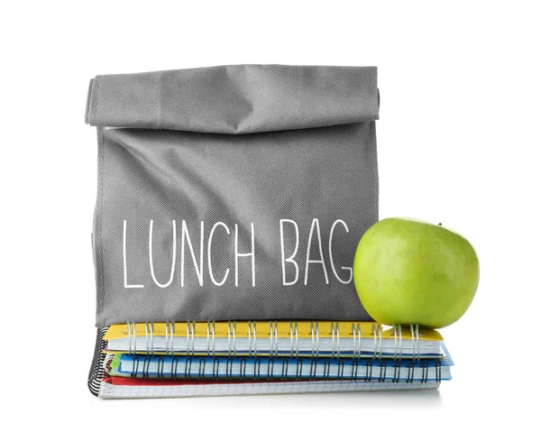 Borsa da pranzo con cibo per il bambino della scuola e quaderni su sfondo bianco — Foto Stock
