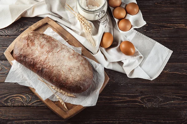 Brood van roggebrood op tafel. Vers uit de oven — Stockfoto